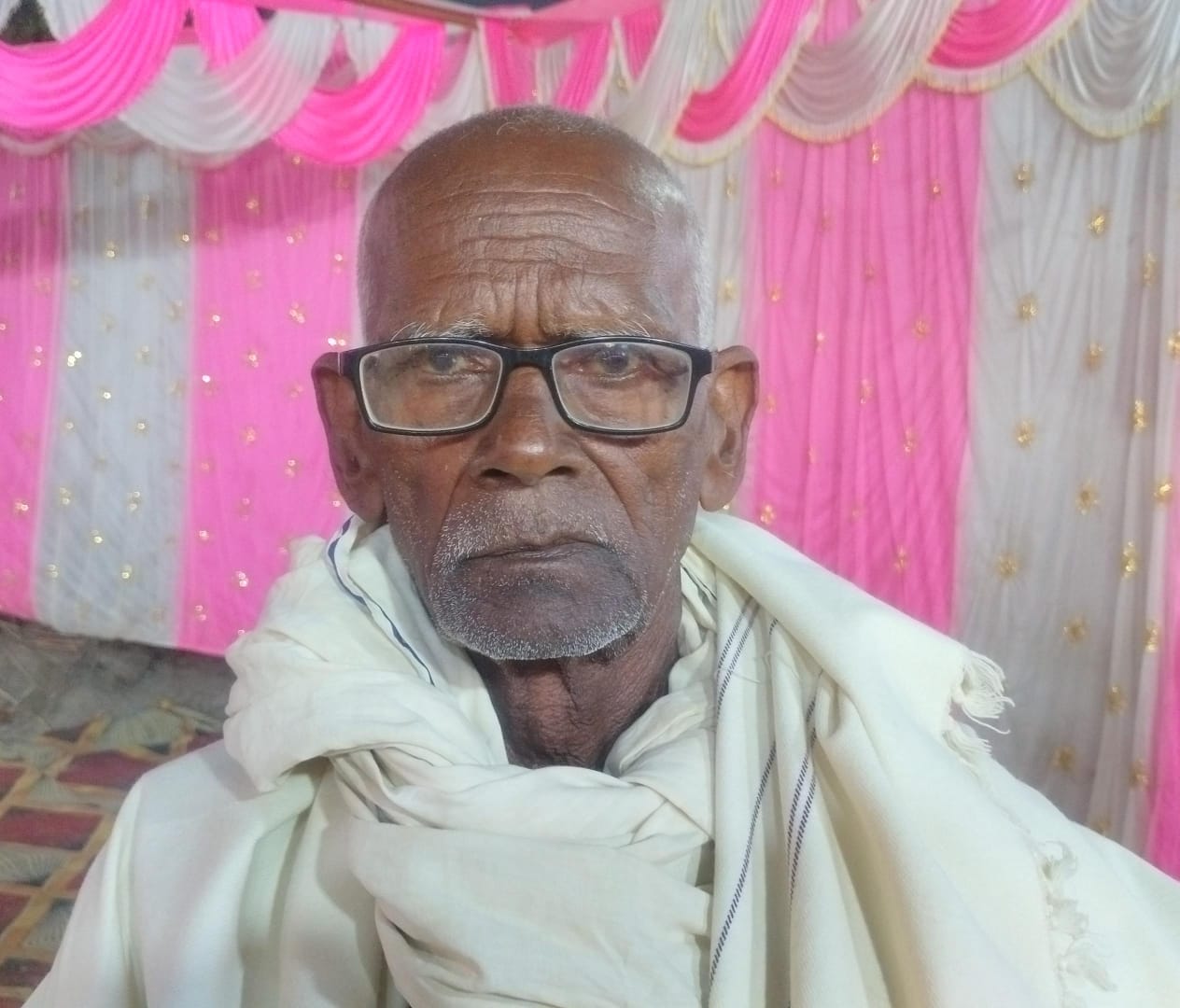 नगरीय प्राथमिक स्वास्थ्य केन्द्र मगहर में आयोजित आरोग्य मेला में मरीजों का इलाज करते हुए चिकित्