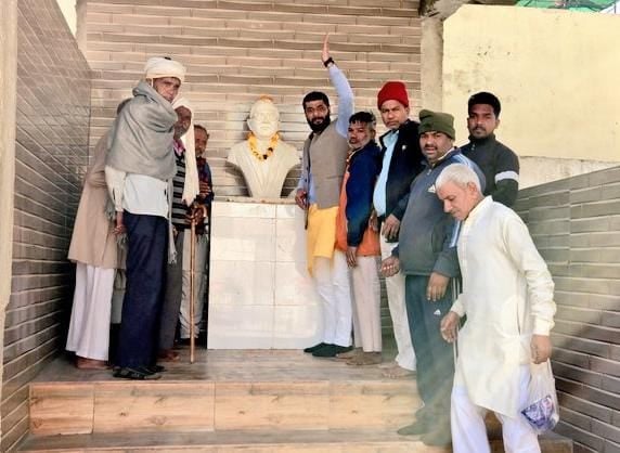 पीएम श्री प्राथमिक विद्यालय नंबर दो में बाबा सहाब का परिनिर्वाण दिवस मनाते हुए। (परीक्षितगढ)