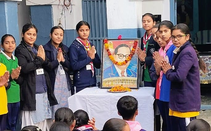 पीएम श्री प्राथमिक विद्यालय नंबर दो में बाबा सहाब का परिनिर्वाण दिवस मनाते हुए। (परीक्षितगढ)