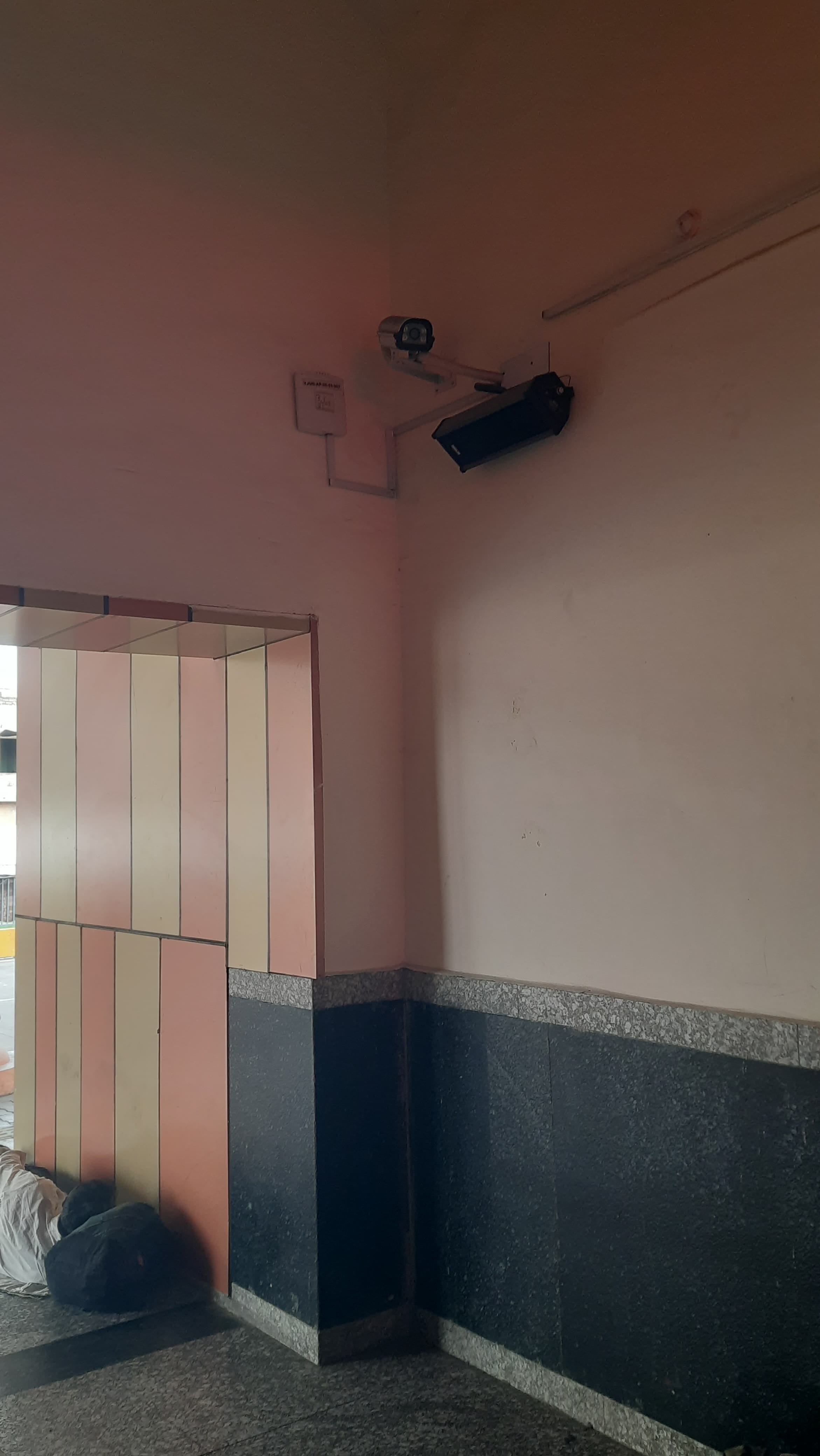 परिसर में लगे सीसीटीवी। संवाद परिसर में लगे सीसीटीवी। संवाद