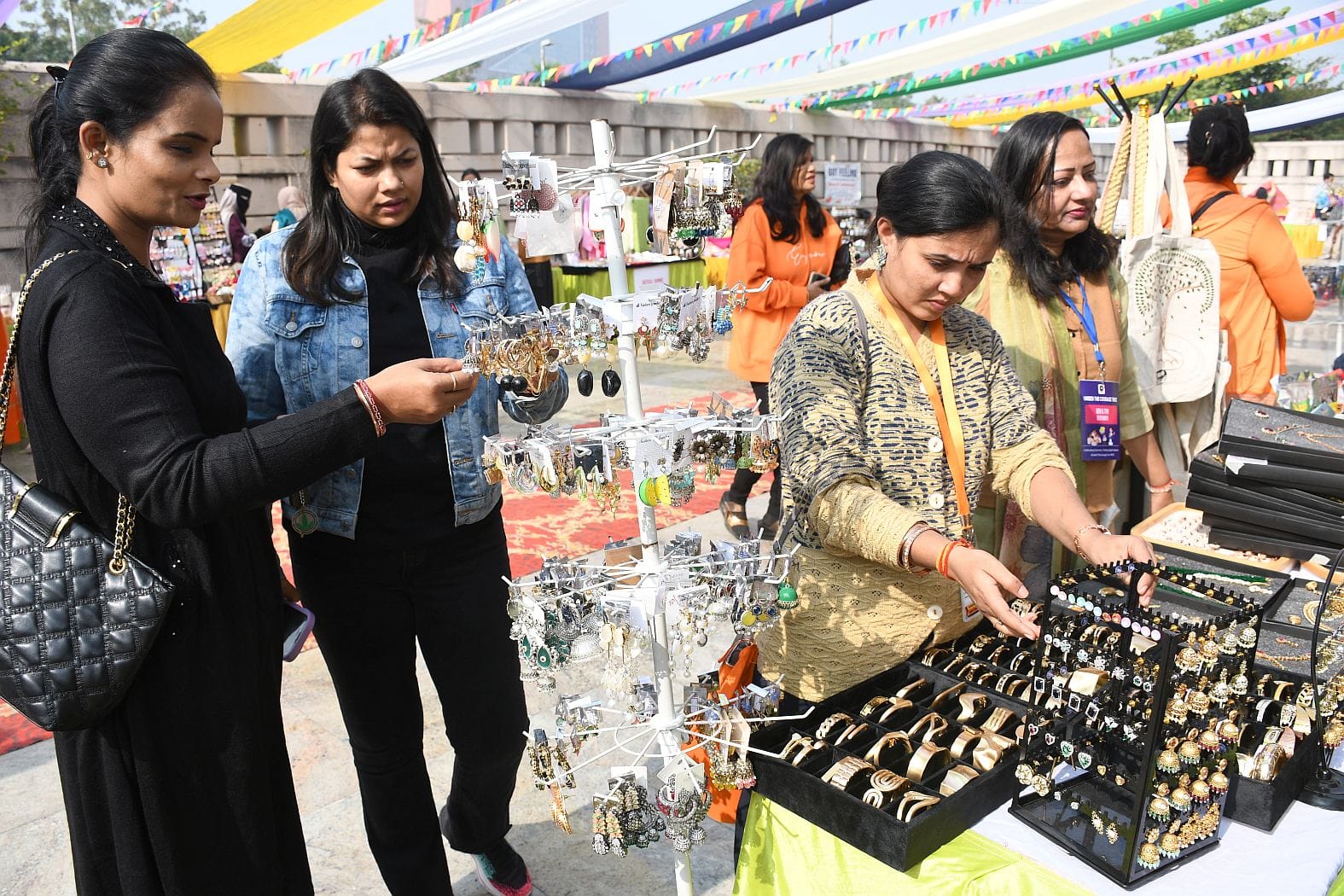 प्रदर्शनी में दिखा महिला उद्यमियों का हुनर प्रदर्शनी में दिखा महिला उद्यमियों का हुनर