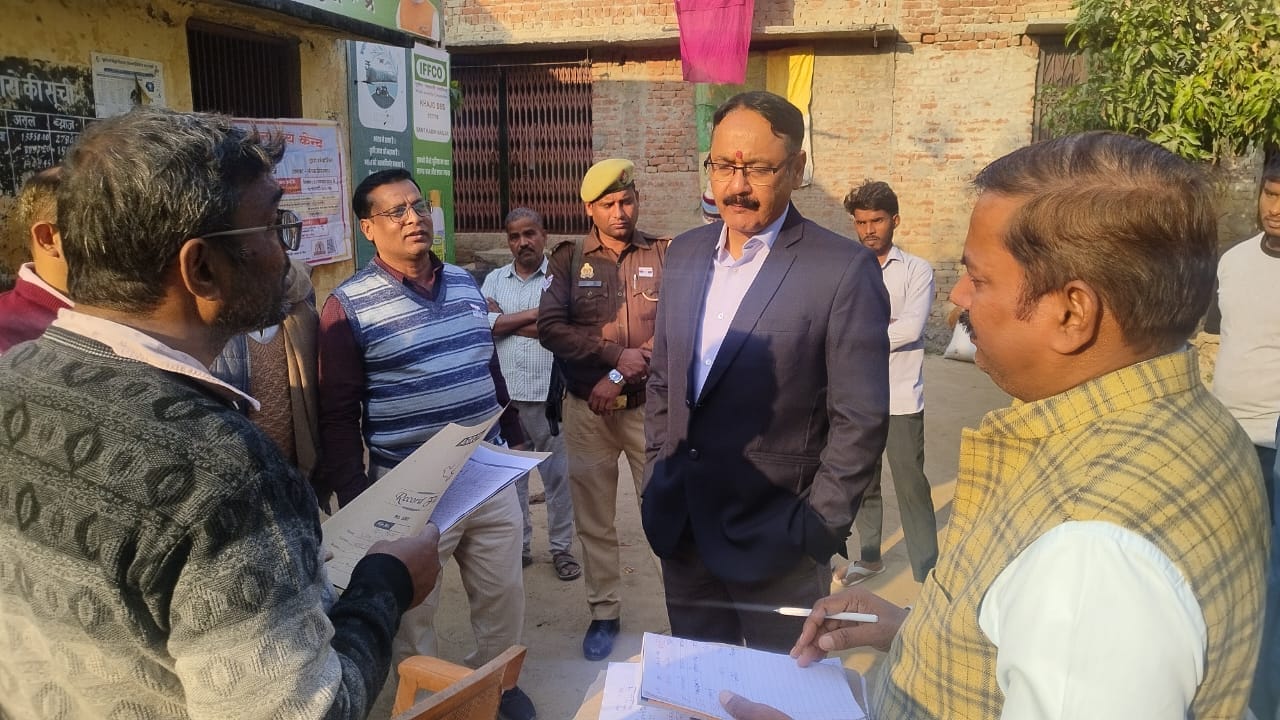 पीसीएफ और खाद गोदाम की जांच करते हुए जिलाधिकारी । स्रोत - सूचना विभाग