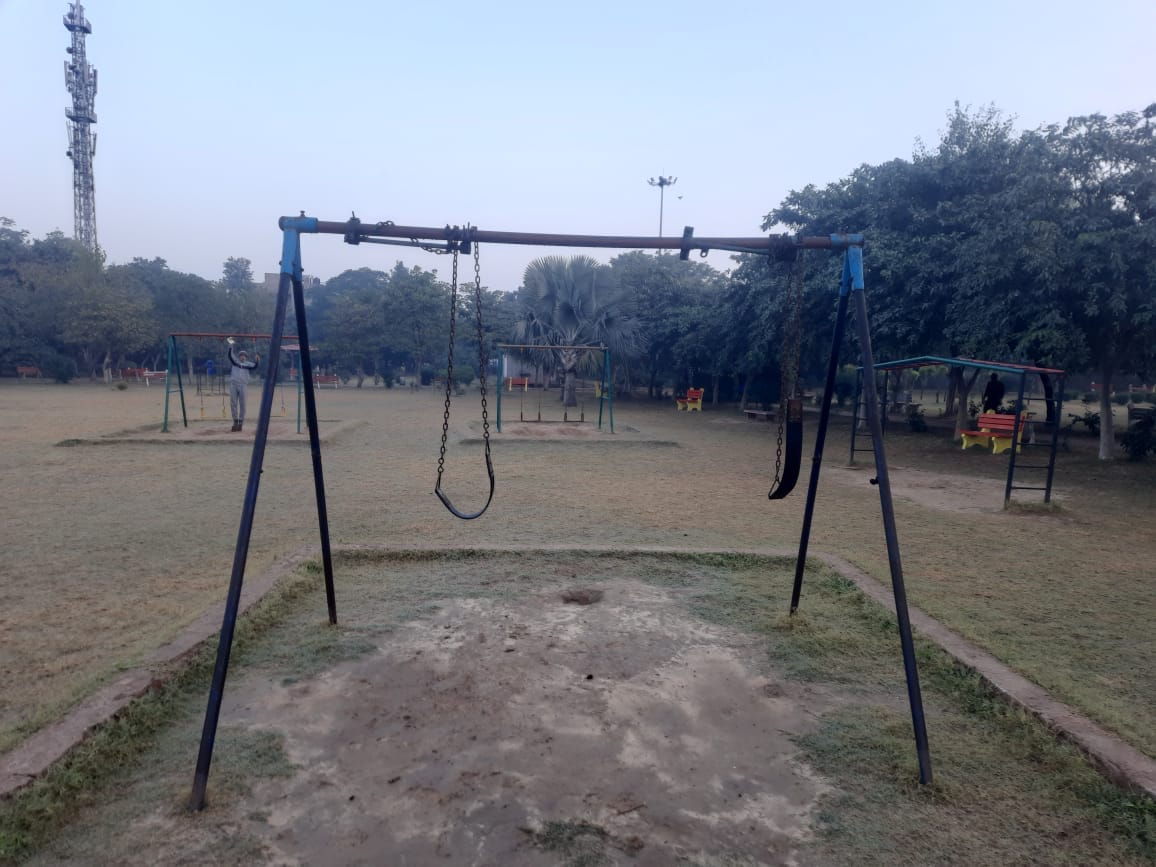 रेजांगला पार्क में टूटे हुए झूले। संवाद