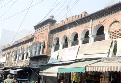 संभल में डाकखाना रोड पर जर्जर इमारत। संवाद संभल में डाकखाना रोड पर जर्जर इमारत। संवाद