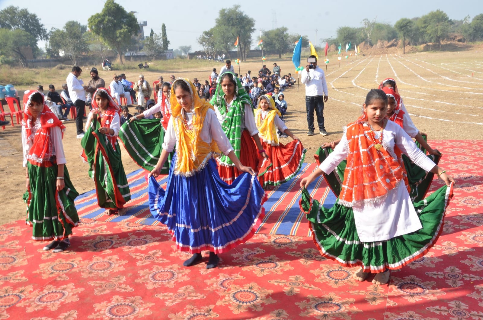 सम्मानित होने पर खुशी जाहिर करतीं विजेता खिलाड़ी। स्रोत : स्कूल