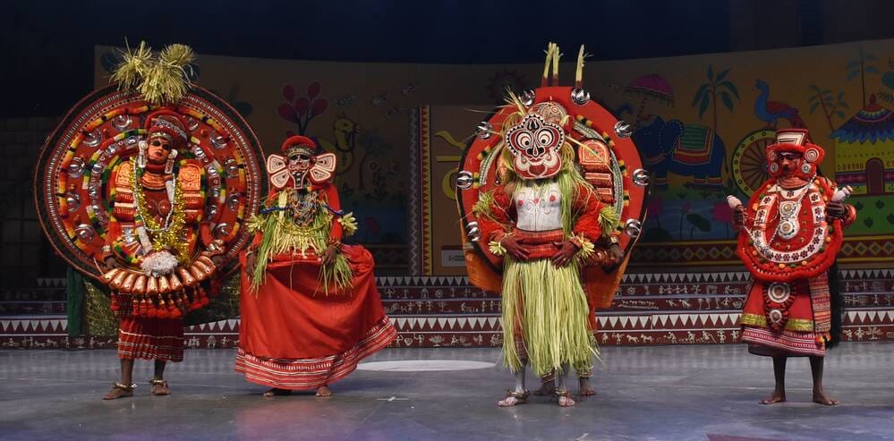 सोनचिरैया संस्था की ओर से आयोजित देशज के मंच पर भारत की लोककलाओं का संगम देखने को मिला। गोमतीनग