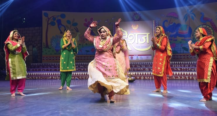 सोनचिरैया संस्था की ओर से आयोजित देशज के मंच पर भारत की लोककलाओं का संगम देखने को मिला। गोमतीनग