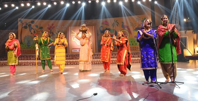 सोनचिरैया संस्था की ओर से आयोजित देशज के मंच पर भारत की लोककलाओं का संगम देखने को मिला। गोमतीनग