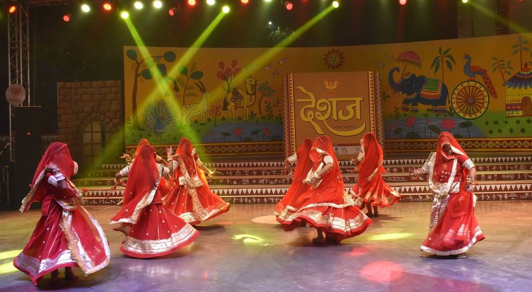 सोनचिरैया संस्था की ओर से आयोजित देशज के मंच पर भारत की लोककलाओं का संगम देखने को मिला। गोमतीनग
