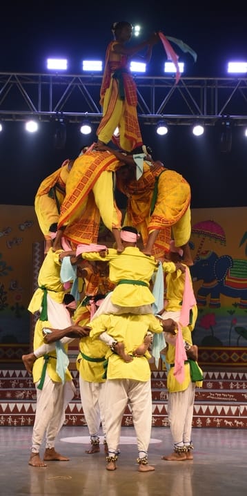 सोनचिरैया संस्था की ओर से आयोजित देशज के मंच पर भारत की लोककलाओं का संगम देखने को मिला। गोमतीनग