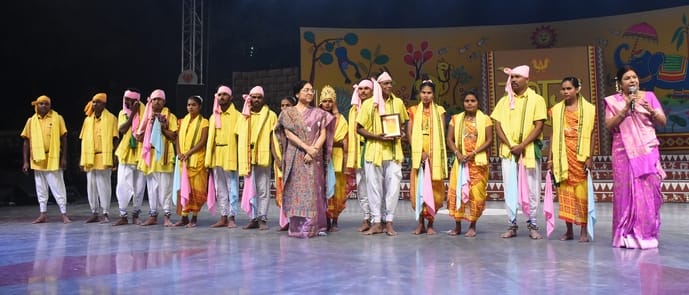 सोनचिरैया संस्था की ओर से आयोजित देशज के मंच पर भारत की लोककलाओं का संगम देखने को मिला। गोमतीनग