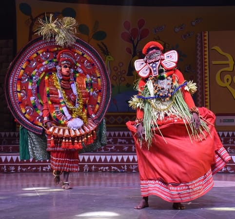 सोनचिरैया संस्था की ओर से आयोजित देशज के मंच पर भारत की लोककलाओं का संगम देखने को मिला। गोमतीनग