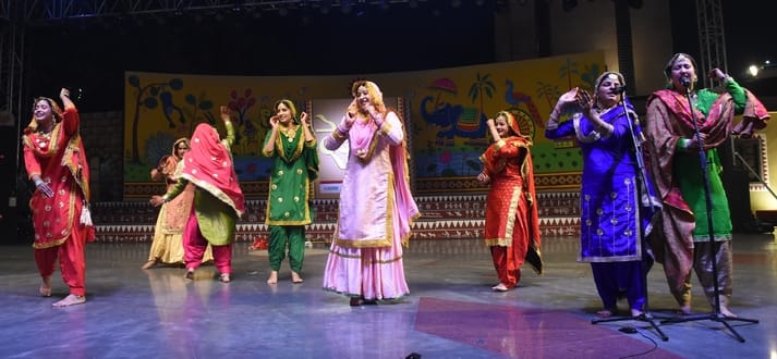 सोनचिरैया संस्था की ओर से आयोजित देशज के मंच पर भारत की लोककलाओं का संगम देखने को मिला। गोमतीनग