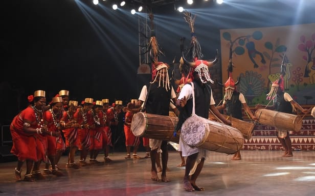 सोनचिरैया संस्था की ओर से आयोजित देशज के मंच पर भारत की लोककलाओं का संगम देखने को मिला। गोमतीनग