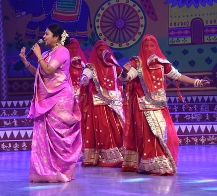 सोनचिरैया संस्था की ओर से आयोजित देशज के मंच पर भारत की लोककलाओं का संगम देखने को मिला। गोमतीनग