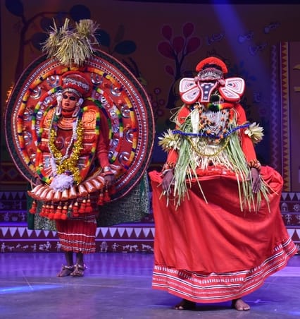 सोनचिरैया संस्था की ओर से आयोजित देशज के मंच पर भारत की लोककलाओं का संगम देखने को मिला। गोमतीनग