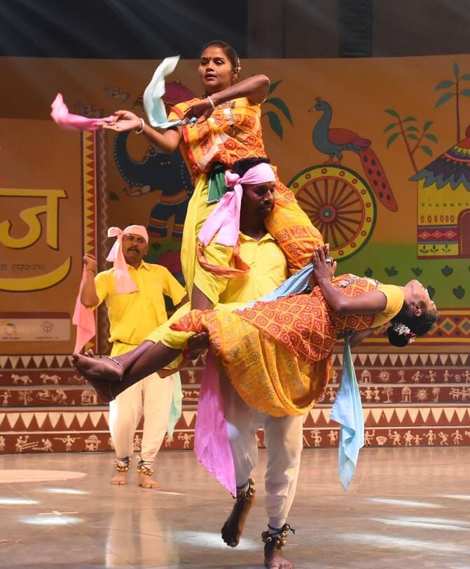 सोनचिरैया संस्था की ओर से आयोजित देशज के मंच पर भारत की लोककलाओं का संगम देखने को मिला। गोमतीनग