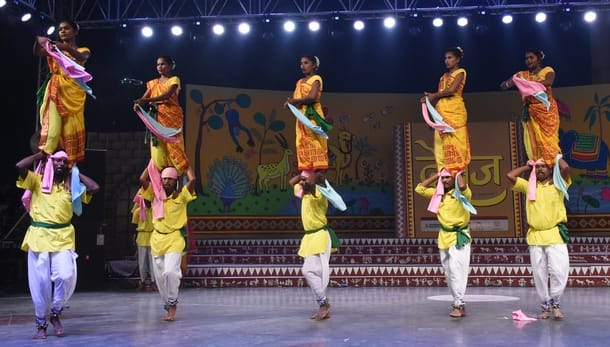 सोनचिरैया संस्था की ओर से आयोजित देशज के मंच पर भारत की लोककलाओं का संगम देखने को मिला। गोमतीनग