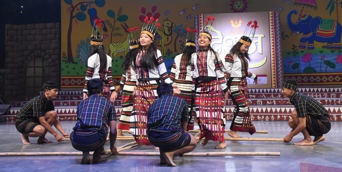 सोनचिरैया संस्था की ओर से आयोजित देशज के मंच पर भारत की लोककलाओं का संगम देखने को मिला। गोमतीनग