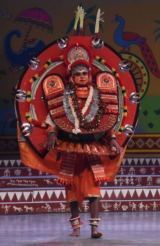 सोनचिरैया संस्था की ओर से आयोजित देशज के मंच पर भारत की लोककलाओं का संगम देखने को मिला। गोमतीनग