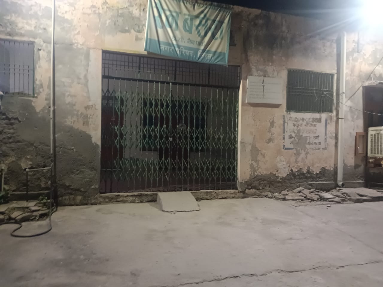 सिरसा। शुक्रवार रात को रेन बसेरे का मुख्य गेट पर बंद पड़ा गेट। संवाद