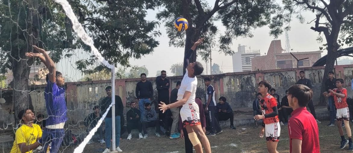 सांसद खेलकूद महोत्सव का आगाज करने से पहले मशाल जलाते राज्य सभा सांसद नवीन जैन। संवाद