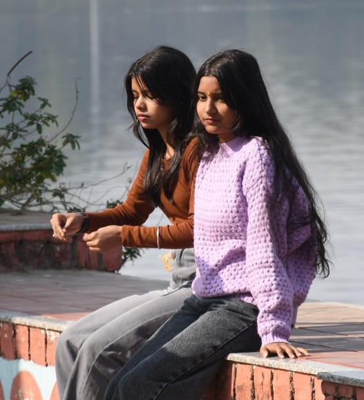 ठंड में गर्म पकड़े पहनकर निकले लोग।