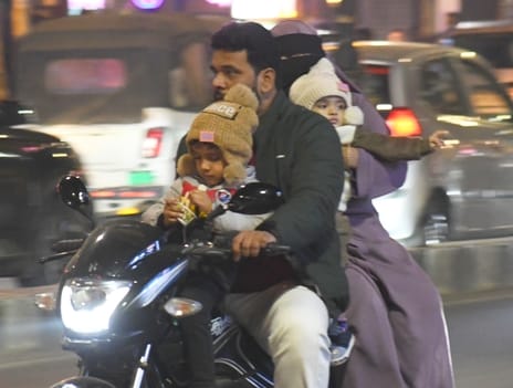 ठंड में गर्म पकड़े पहनकर निकले लोग।