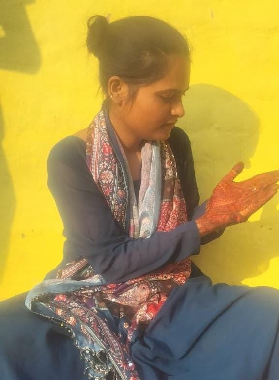 दूल्हे को नशे में देखकर वरमाला डालने से इंकार करती दुल्हन। स्रोत्र परिजन। दूल्हे को नशे में देखकर वरमाला डालने से इंकार करती दुल्हन। स्रोत्र परिजन।
