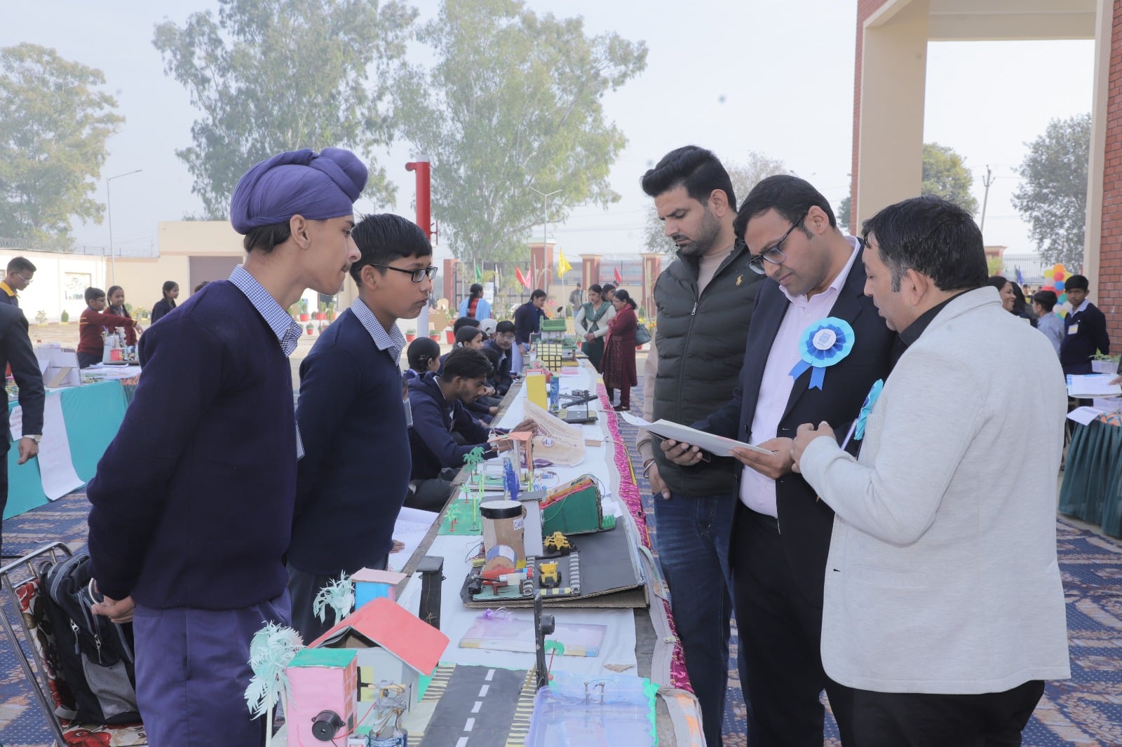 विज्ञान प्रदर्शनी के दौरान मॉडल के बारे जानकारी लेतीं शिक्षिका। संवाद विज्ञान प्रदर्शनी के दौरान मॉडल के बारे जानकारी लेतीं शिक्षिका। संवाद