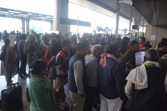 विमानें रद्द होने से एयरपोर्ट पर परेशान यात्री। विमानें रद्द होने से एयरपोर्ट पर परेशान यात्री।