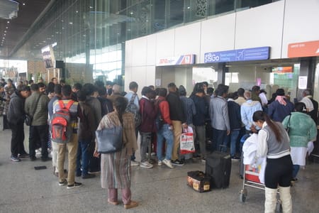 विमानें रद्द होने से एयरपोर्ट पर परेशान यात्री। विमानें रद्द होने से एयरपोर्ट पर परेशान यात्री।