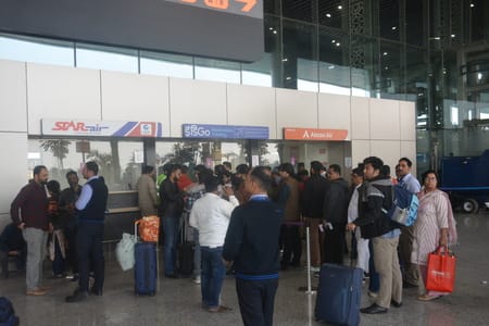 विमानें रद्द होने से एयरपोर्ट पर परेशान यात्री। विमानें रद्द होने से एयरपोर्ट पर परेशान यात्री।