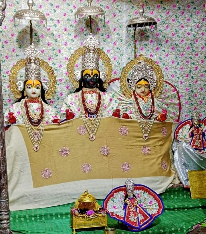 05- जानकी महल में हनुमान जी के विग्रह को ओढ़ाया गया कंबल - संवाद 05- जानकी महल में हनुमान जी के विग्रह को ओढ़ाया गया कंबल - संवाद