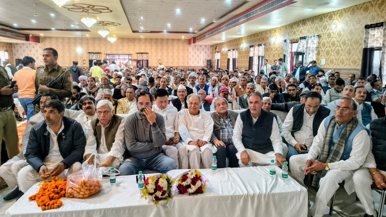 07जेएनडी30: सद्भाव यात्रा के प्रथम चरण में साथ देने वाली महिला को मंच से सम्मानित करते हुए पूर् 07जेएनडी30: सद्भाव यात्रा के प्रथम चरण में साथ देने वाली महिला को मंच से सम्मानित करते हुए पूर्