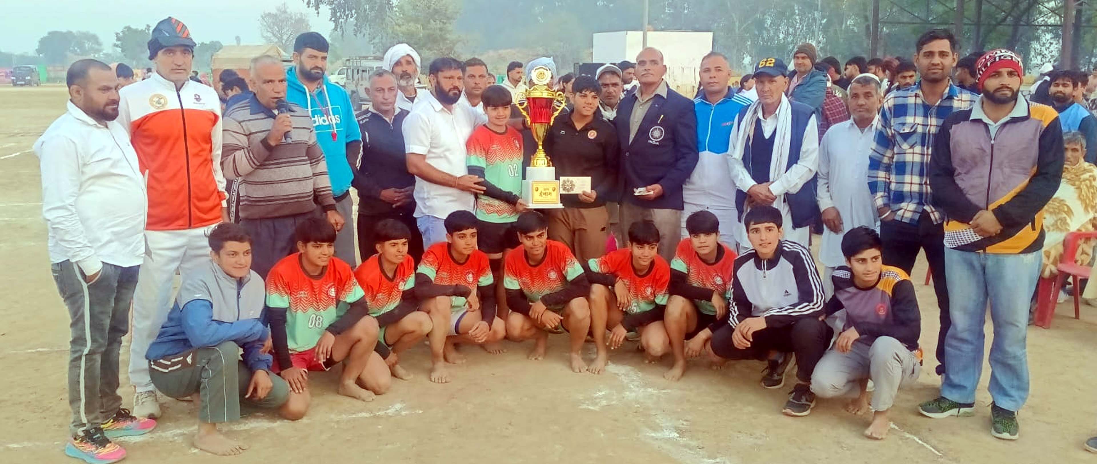 07kht_27_राजौंद में गांव रोहेड़ा में आयोजित कबड्डी प्रतियोगिता के दौरान मौजूद
