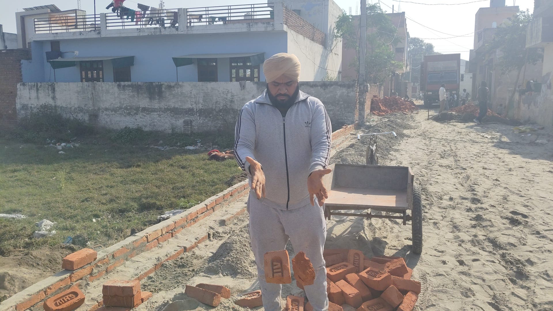 119.... गलियों और नालियों के निर्माण में लगी घटिया सामग्री दिखाता ग्रामीण। संवाद 119.... गलियों और नालियों के निर्माण में लगी घटिया सामग्री दिखाता ग्रामीण। संवाद