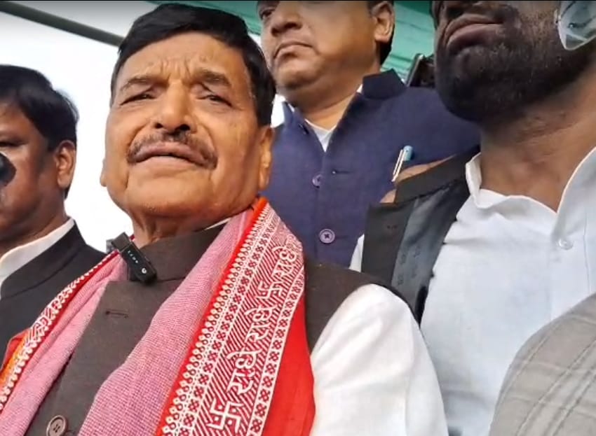 12 महाराजगंज के त्रिपुरारपुर में मुलायम सिंह यादव की प्रतिमा का अनावरण करते शिवपाल यादव। संवाद