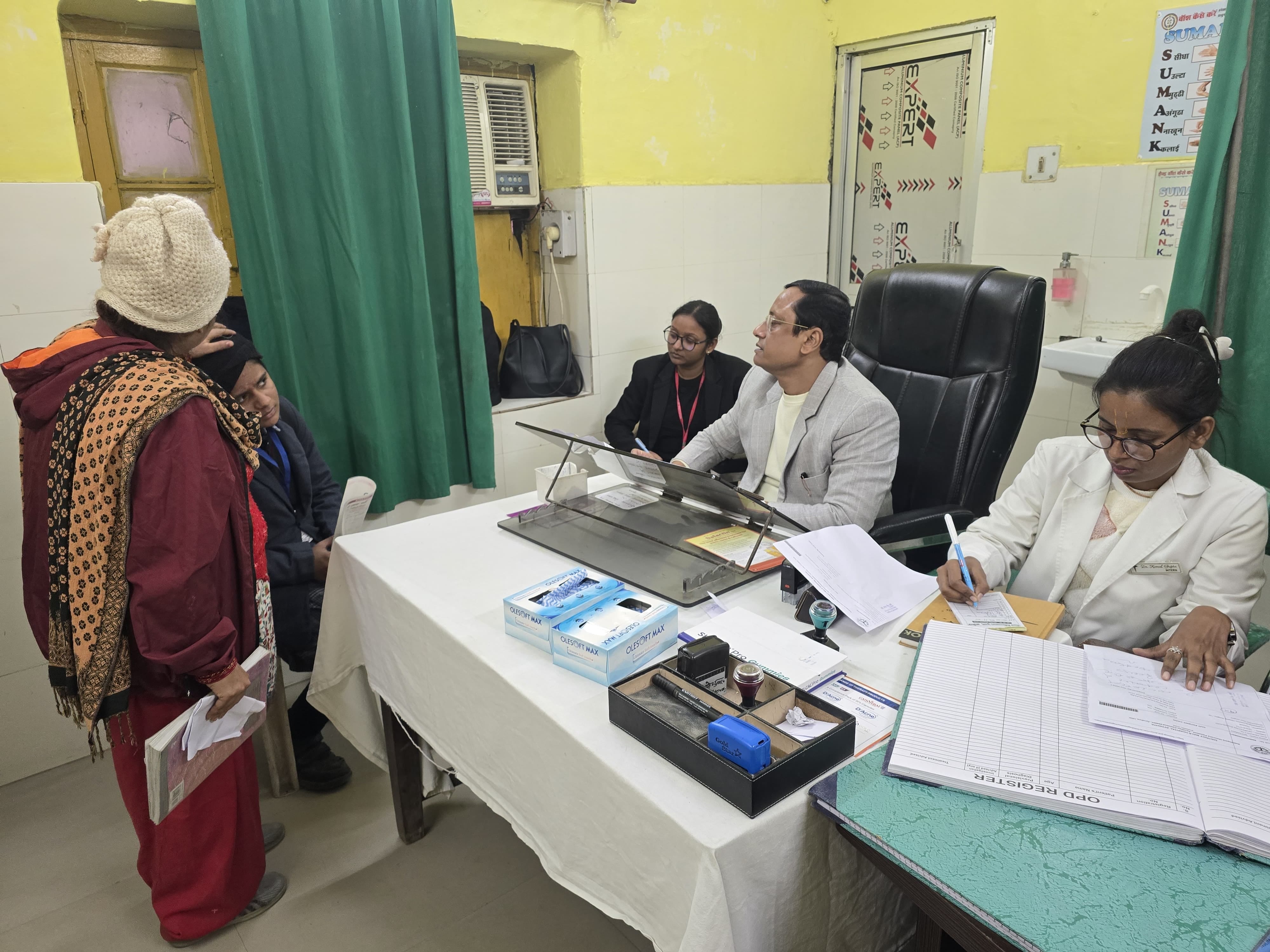 2-मेडिकल कॉलेज के मेडिसिन ओपीडी में मरीज का इलाज करते विशेषज्ञ।-संवाद