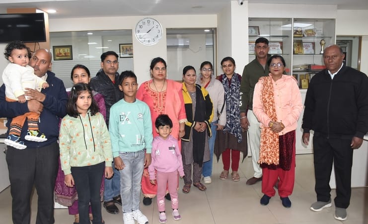 आधार बनवाने और अपडेट कराने के लिए शिविर में पहुंचे लोग। आधार बनवाने और अपडेट कराने के लिए शिविर में पहुंचे लोग।