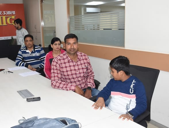 आधार बनवाने और अपडेट कराने के लिए शिविर में पहुंचे लोग। आधार बनवाने और अपडेट कराने के लिए शिविर में पहुंचे लोग।