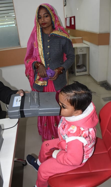 आधार बनवाने और अपडेट कराने के लिए शिविर में पहुंचे लोग। आधार बनवाने और अपडेट कराने के लिए शिविर में पहुंचे लोग।
