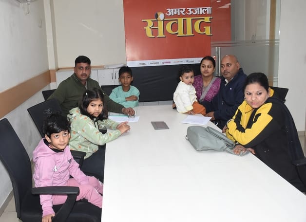 आधार बनवाने और अपडेट कराने के लिए शिविर में पहुंचे लोग। आधार बनवाने और अपडेट कराने के लिए शिविर में पहुंचे लोग।