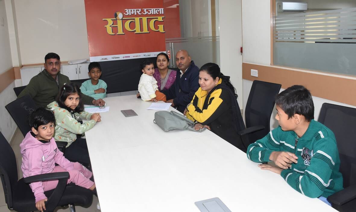 आधार बनवाने और अपडेट कराने के लिए शिविर में पहुंचे लोग। आधार बनवाने और अपडेट कराने के लिए शिविर में पहुंचे लोग।