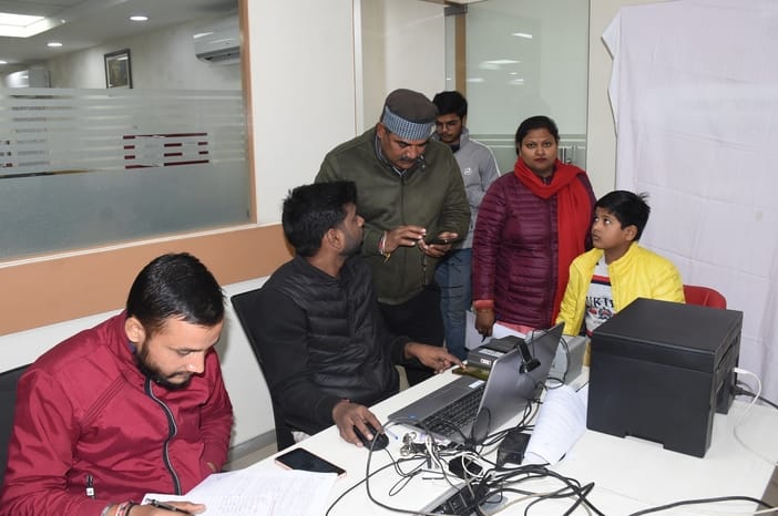 आधार बनवाने और अपडेट कराने के लिए शिविर में पहुंचे लोग। आधार बनवाने और अपडेट कराने के लिए शिविर में पहुंचे लोग।