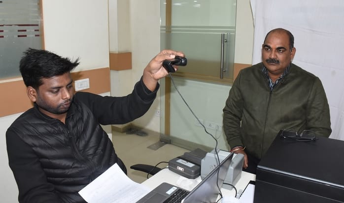 आधार बनवाने और अपडेट कराने के लिए शिविर में पहुंचे लोग। आधार बनवाने और अपडेट कराने के लिए शिविर में पहुंचे लोग।