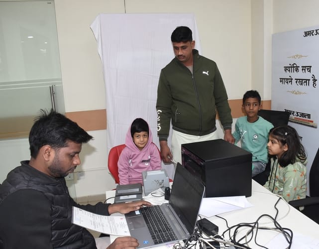 आधार बनवाने और अपडेट कराने के लिए शिविर में पहुंचे लोग। आधार बनवाने और अपडेट कराने के लिए शिविर में पहुंचे लोग।