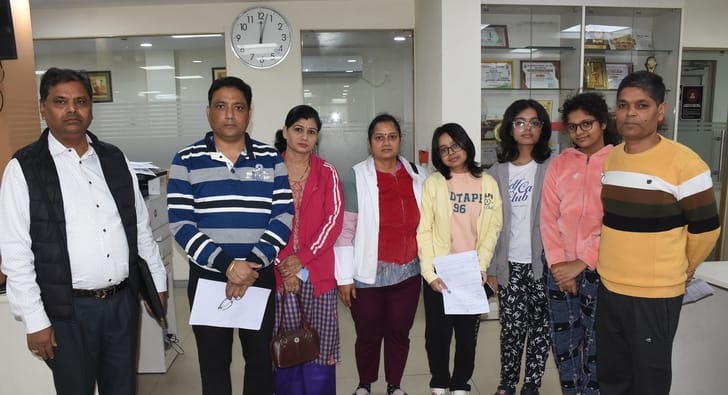 आधार बनवाने और अपडेट कराने के लिए शिविर में पहुंचे लोग। आधार बनवाने और अपडेट कराने के लिए शिविर में पहुंचे लोग।