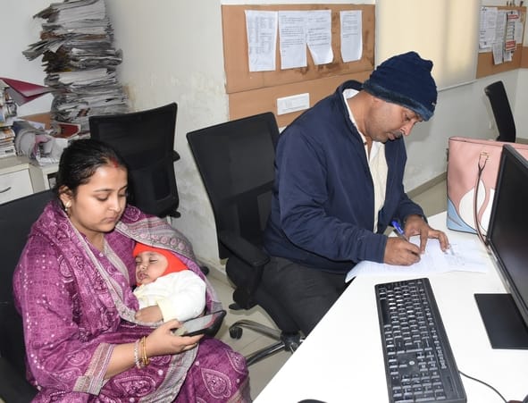 आधार बनवाने और अपडेट कराने के लिए शिविर में पहुंचे लोग। आधार बनवाने और अपडेट कराने के लिए शिविर में पहुंचे लोग।