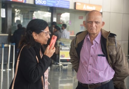अमौसी एयरपोर्ट पर फ्लाइइ निरस्त होने के बाद दूसरे विकल्प तलाशते यात्री। 